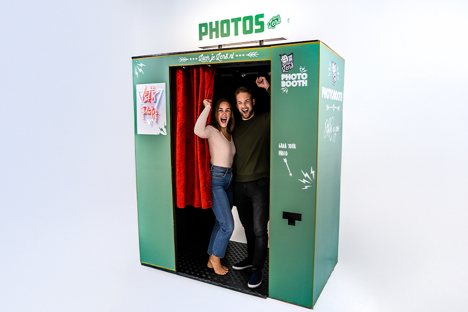 een groen vintage fotohokje met rood gordijn