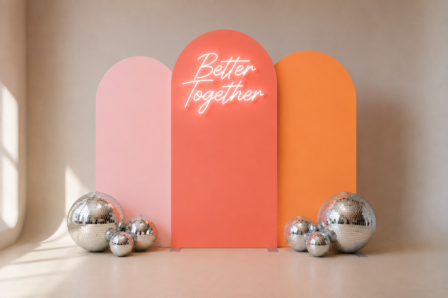 een backdrop bestaande uit gekleurde bogen, een neon bord en discoballen, tentoongesteld in een sfeervolle studio