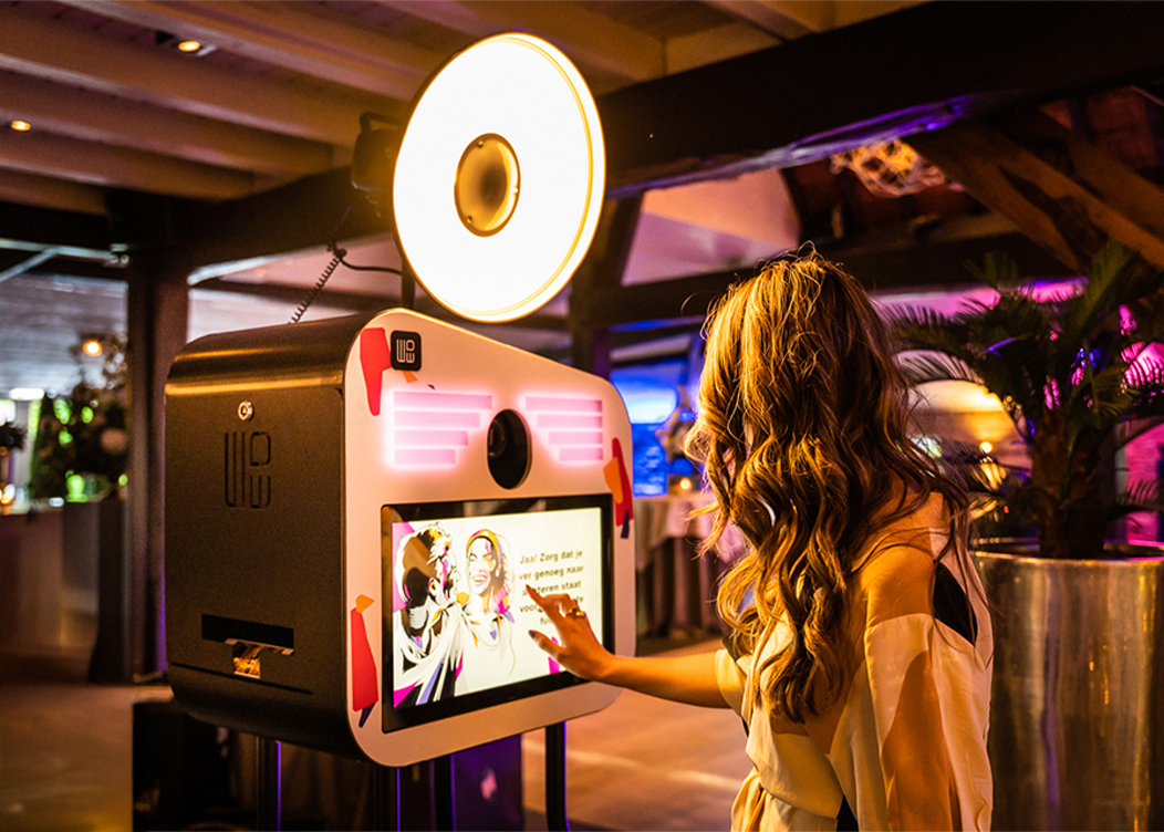 een wow photobooth die gebruikt wordt door een vrouw